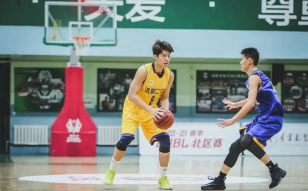  篮坛新星闪耀赛场展非凡实力