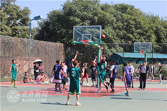  校园篮球联赛开战，清华附中首战告捷