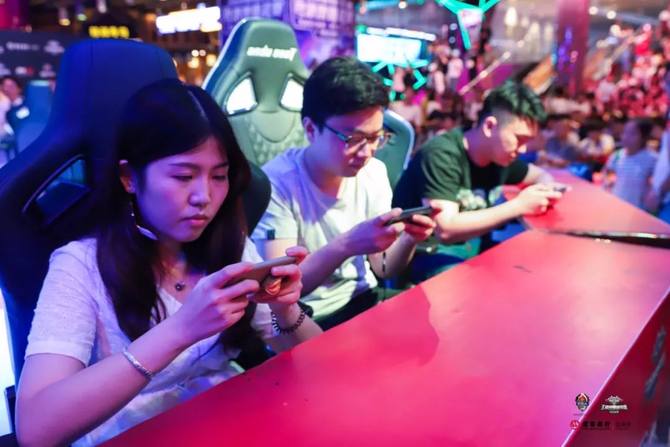  电竞解说激情四射，点燃赛场火热氛围