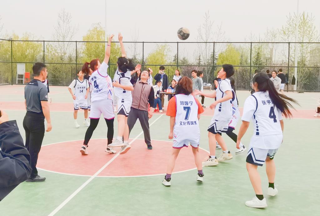  校园篮球蓬勃发展，基层培养见成效