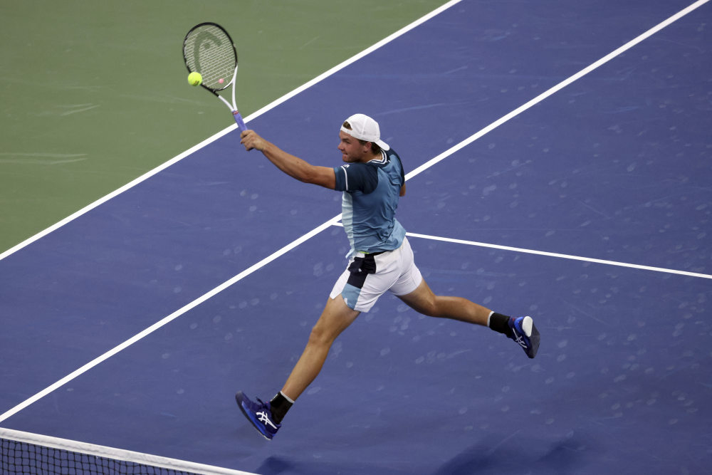  弗里茨发球上网，德尔雷海滩站打破冠军荒