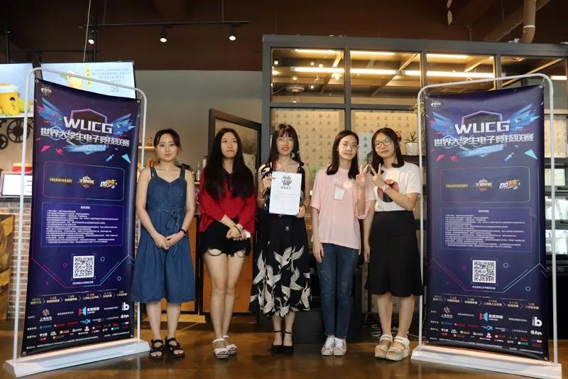  电竞少女崭露头角，精准预判助队翻盘  