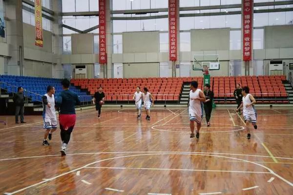  篮球友谊赛促进交流，跨国对决增进友谊