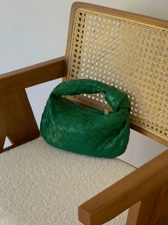  网球拍个性化定制兴起，激光雕刻图案成潮流