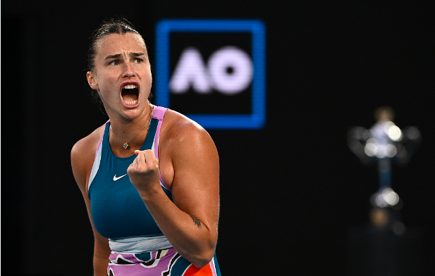  萨巴伦卡发球制胜，澳网捧杯改写格局