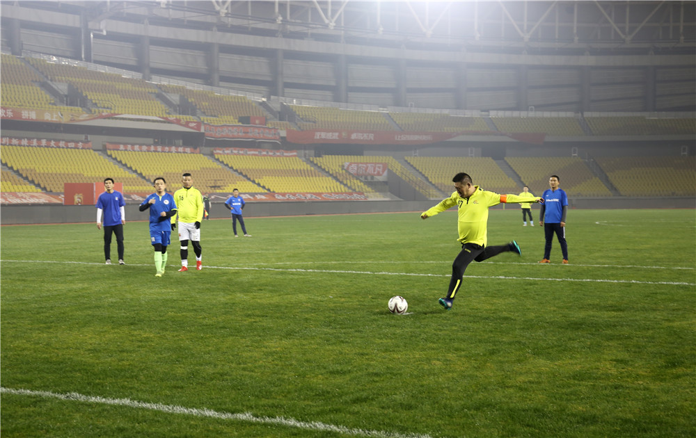  友谊赛演绎攻守大战，双方奉献精彩对攻