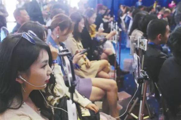  电竞主播人气爆棚带动粉丝经济