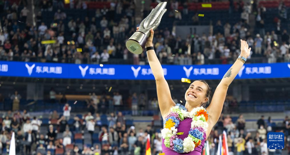  萨巴伦卡发球制胜，轻取对手闯入四强