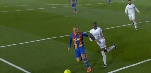  裁判判罚争议不断，VAR技术成焦点话题  