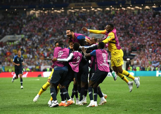  世界杯决赛激战正酣，阿根廷领先巴西